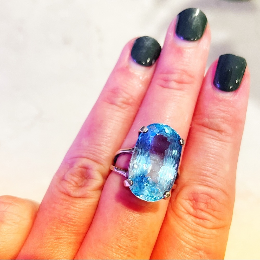 Stunning, 6 carat, genuine aquamarine ring